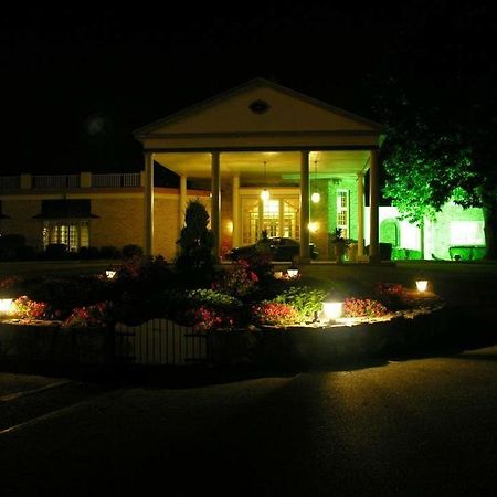Hotel Carlisle & Embers Convention Center Bagian luar foto