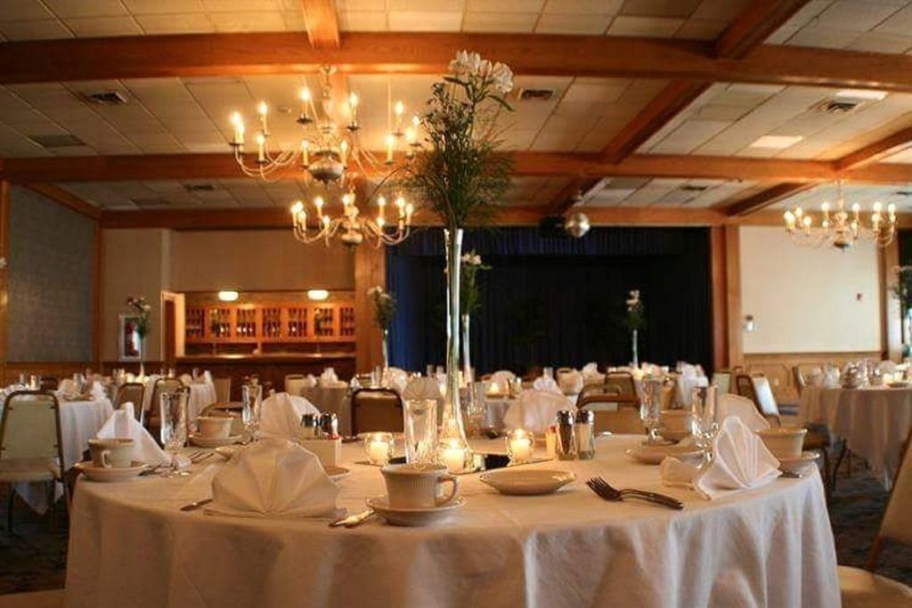Hotel Carlisle & Embers Convention Center Bagian luar foto