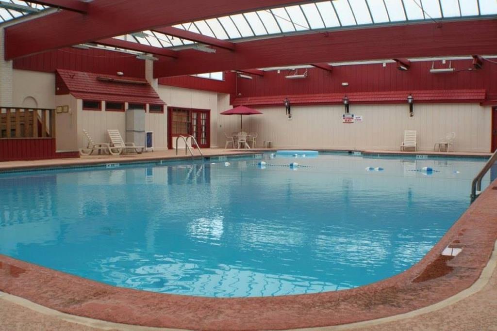 Hotel Carlisle & Embers Convention Center Bagian luar foto