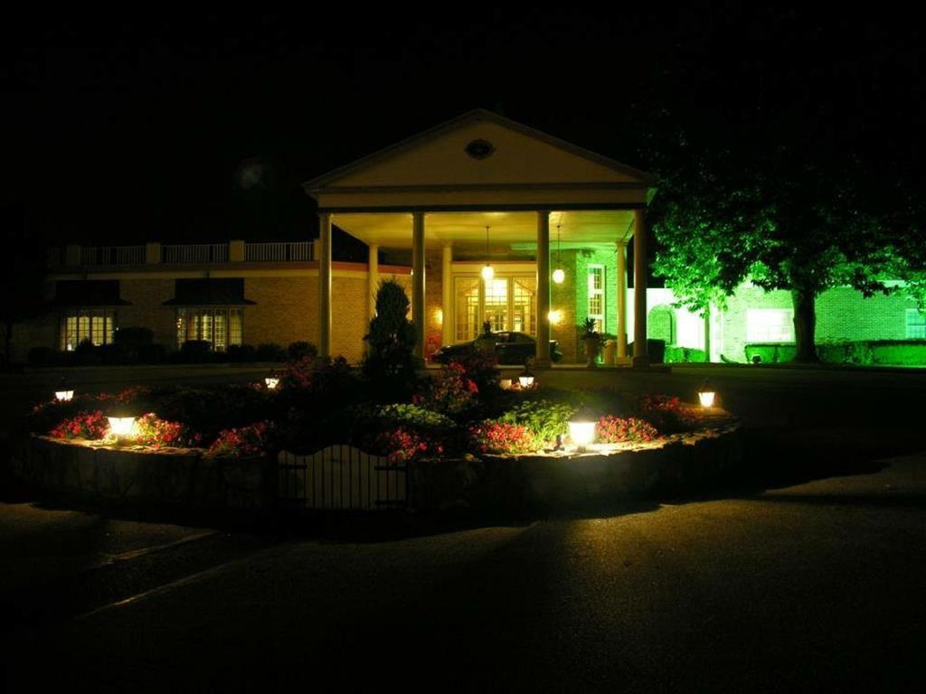Hotel Carlisle & Embers Convention Center Bagian luar foto