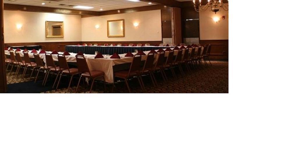 Hotel Carlisle & Embers Convention Center Bagian luar foto