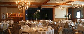 Hotel Carlisle & Embers Convention Center Bagian luar foto