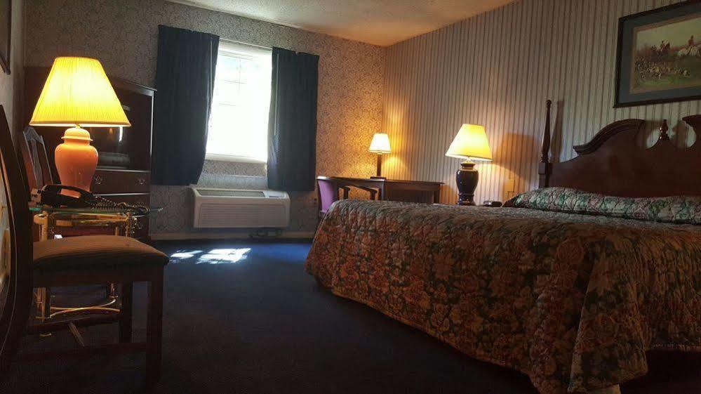Hotel Carlisle & Embers Convention Center Bagian luar foto